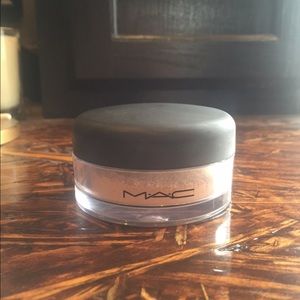 MAC Mineralize Foundation Loose Powder-Medium