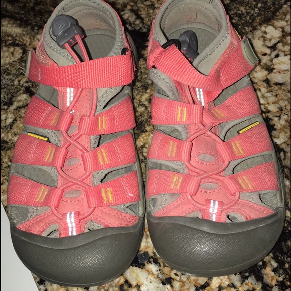 Girls keens size 2