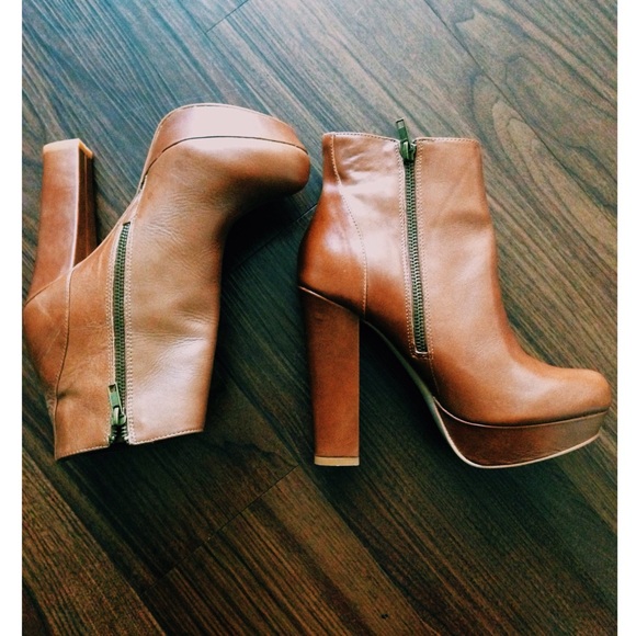 BRAND NEW Steve Madden Cognac Booties