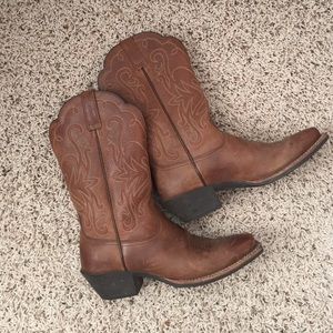 SOLD on M Ariat boots