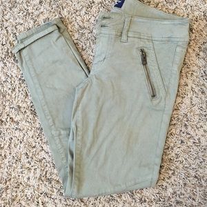 American Eagle Light army green capris
