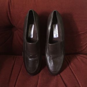brown vintage easentials healed loafers