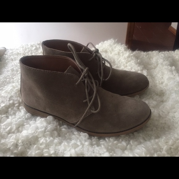 Suede desert boot lace up ( clark's similar )