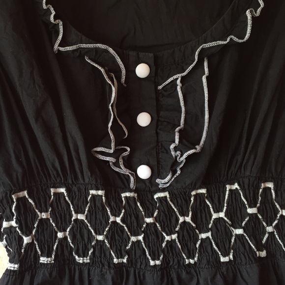 🍒B&W Ruffle Top🍒 - Picture 2 of 4