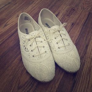 Lace flats