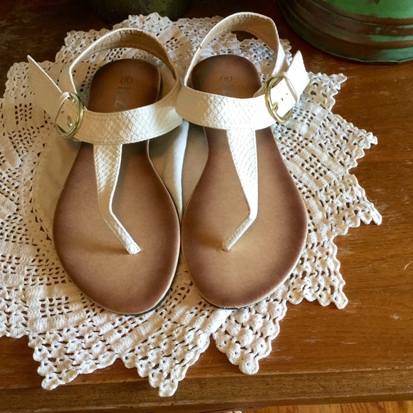 IZZY Shoes - Simple with style off white sandals!