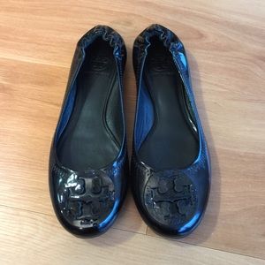 Authentic Tory Burch blk patent ballet flats.
