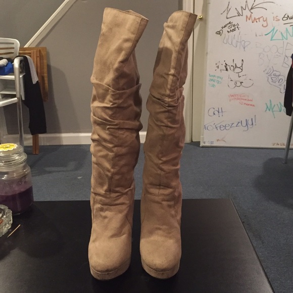 Tan knee high boots with heel - Picture 2 of 4