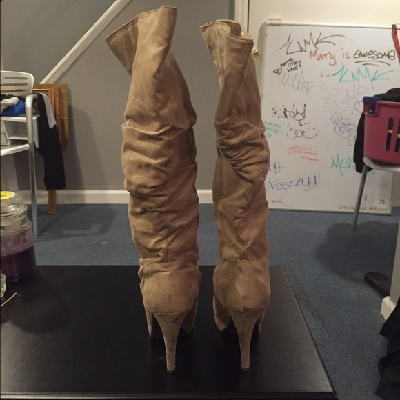 Tan knee high boots with heel - Picture 3 of 4