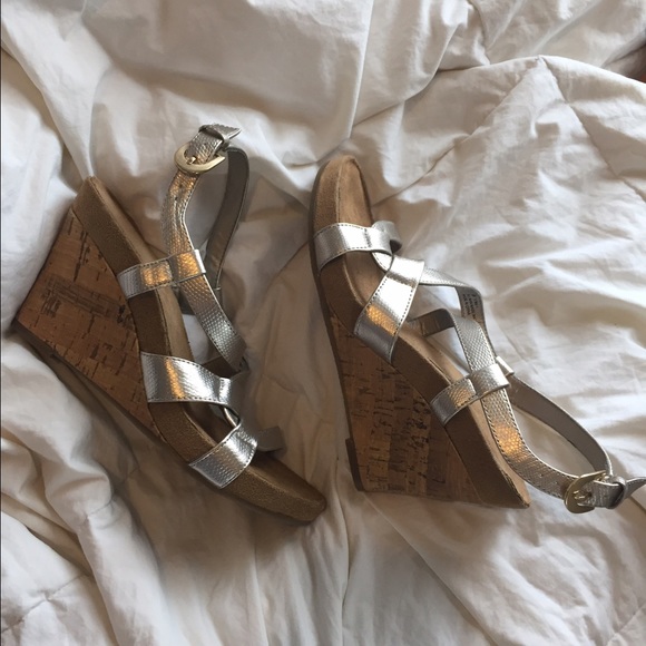 AEROSOLES Shoes - ▫️⬜️Aerosoles metallic wedges▫️◽️