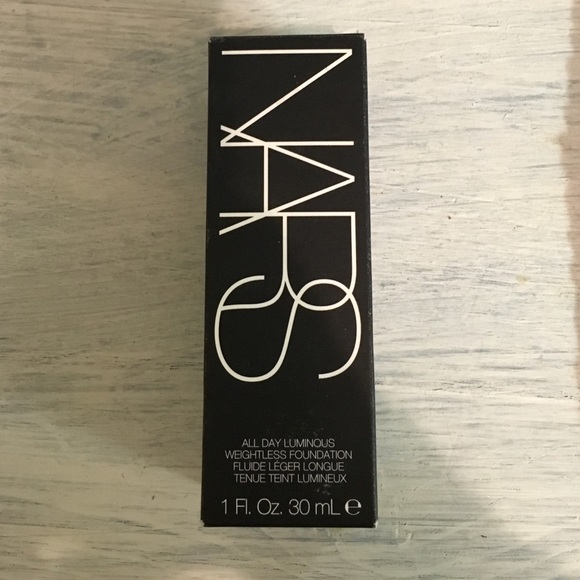 Nars Med/Dark 5 all day Luminous foundation