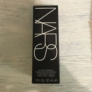 Nars Med/Dark 5 all day Luminous foundation
