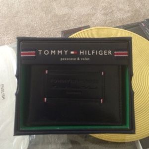 New Tommy Hilfiger men's passcase wallet billfold