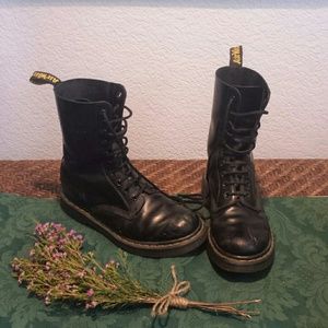 TRADED Black 10 eyelet 1490 dr. martens