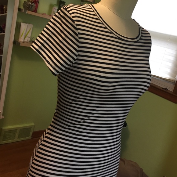 Stripped midi body con dress - Picture 2 of 4