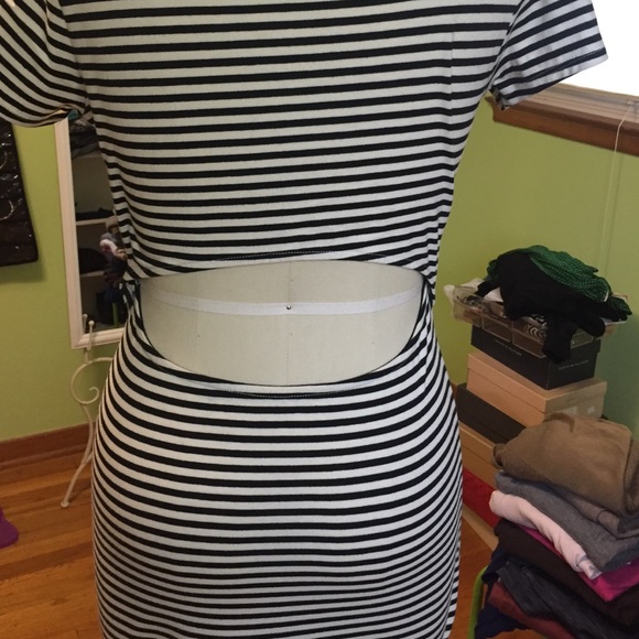 Stripped midi body con dress - Picture 4 of 4