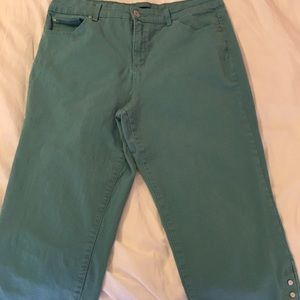 Bandolino Capri jeans. Green