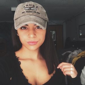 Meet your Posher, Claudia