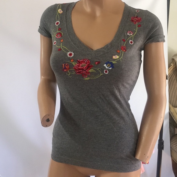 Guess floral embroidered v-neck shirt  small