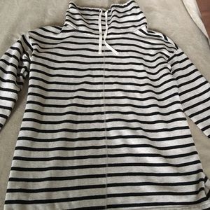 Cozy sweatshirt top. Drawstring neck , full body.