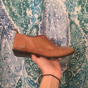 Adorable ecote tan leather booties!