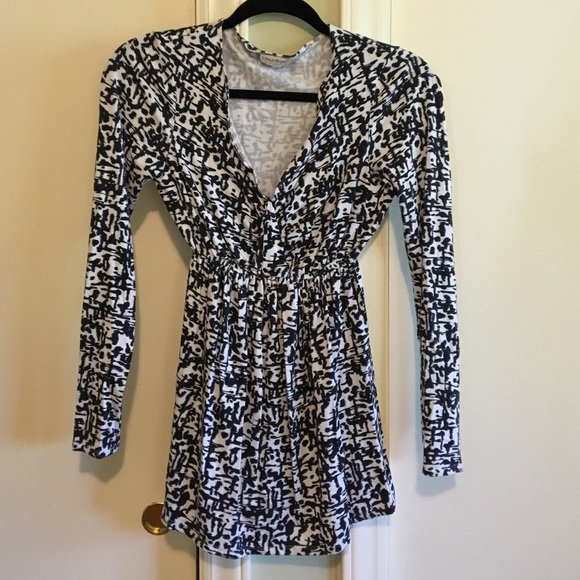 A pea in the pod black and white top size s