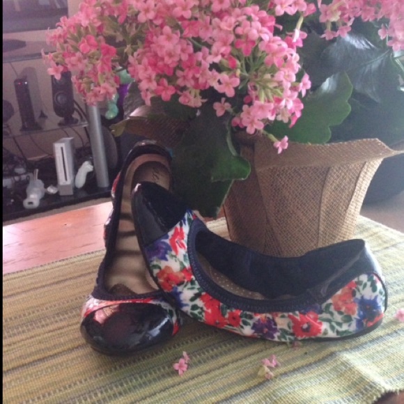 NWOT Uncommon Adorable Chic Floral Flats Dexflex