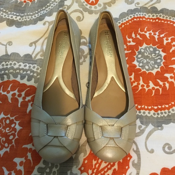 Size 7 1/2 naturalizer N5 comfort flats