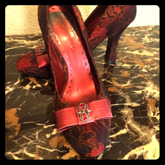 BCBG girl 5.5 B shoes