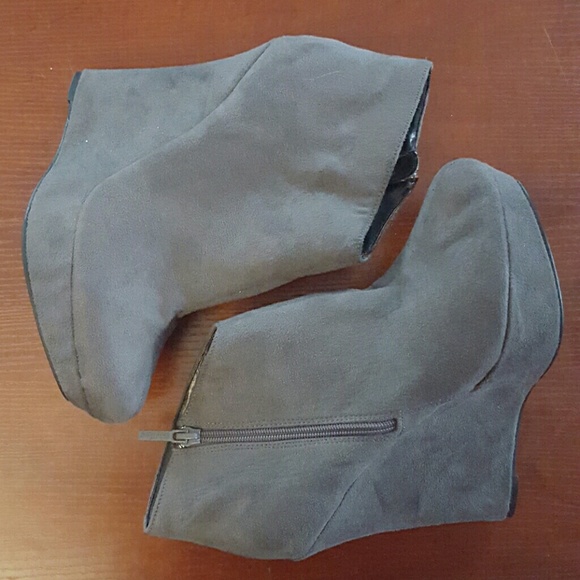 Michael Antonio Grey Suede Wedges