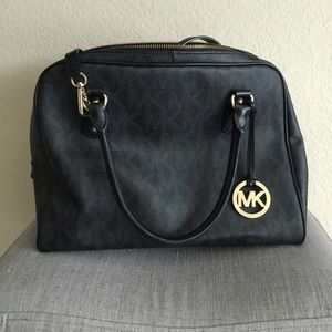 Michael kors cross body