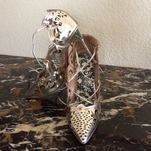 Gold pumps