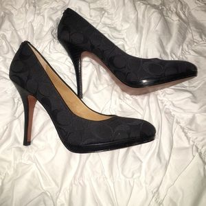 Brand new black signature coach pumps sz 9