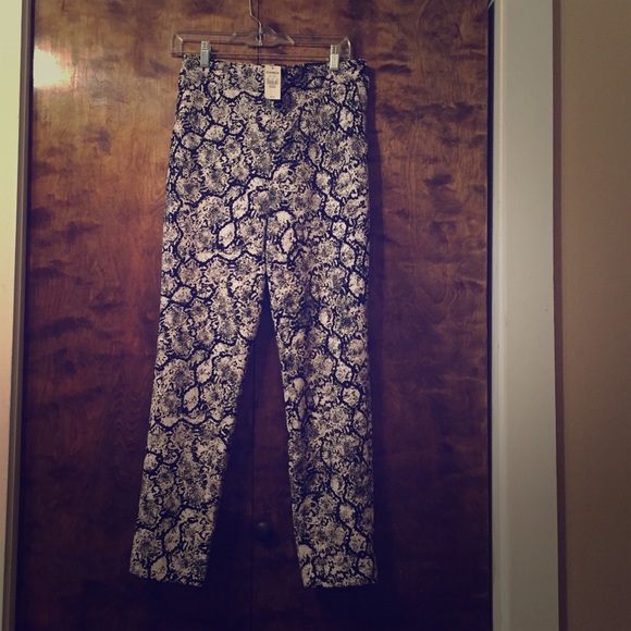 High waisted black and white print ankle pants