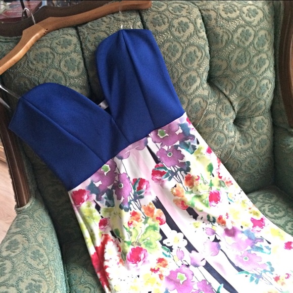 Dresses & Skirts - 🇺🇸Sale Pretty floral & stripe dress