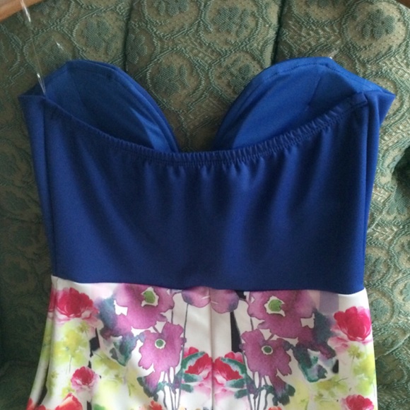 🇺🇸Sale Pretty floral & stripe dress - Picture 2 of 3