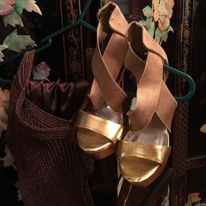 💋💄👠Gold 6" BEBE Stilettos foot crossed 👑