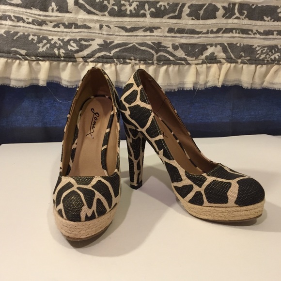 *never worn* gomax giraffe print pumps (6.5)