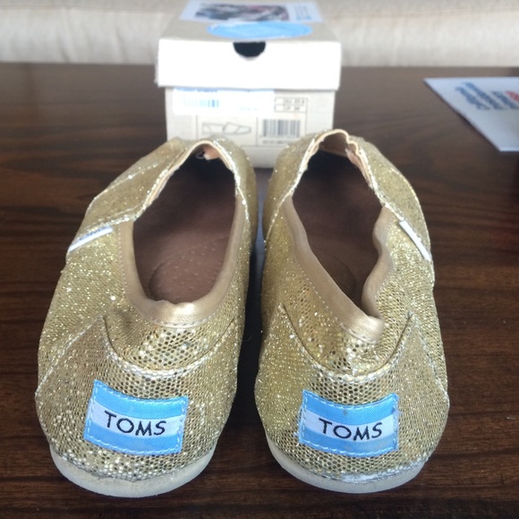 TOMS - Picture 2 of 4