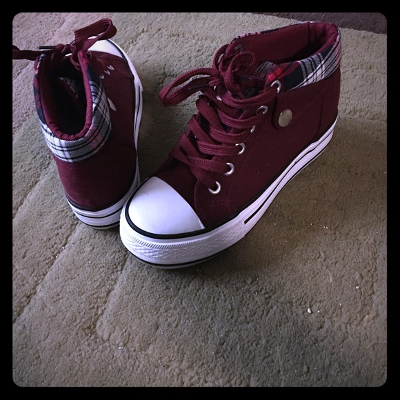 NOT converse;  a slight heel.