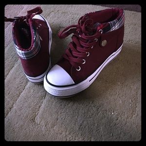 NOT converse;  a slight heel.