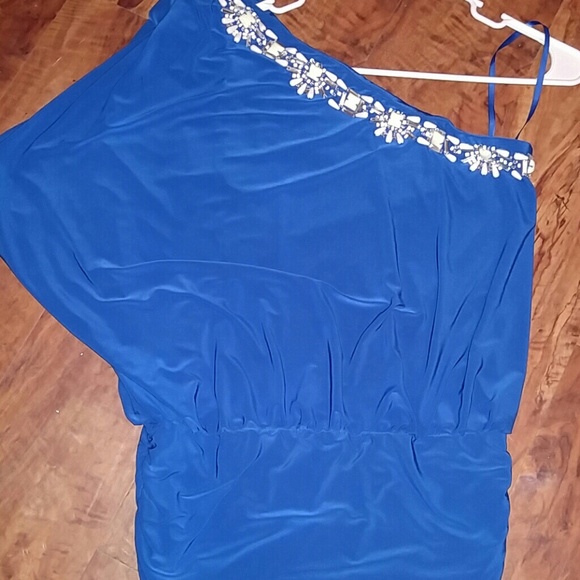 one shoulder tunic style cache top in small