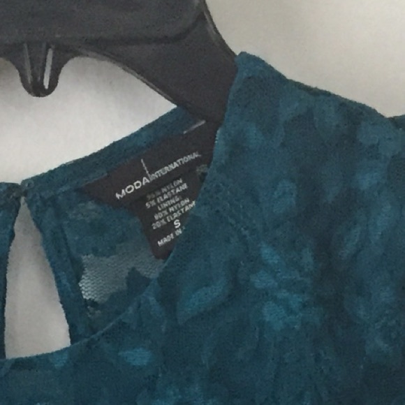 Lace cap sleeve peplum top - Picture 3 of 4