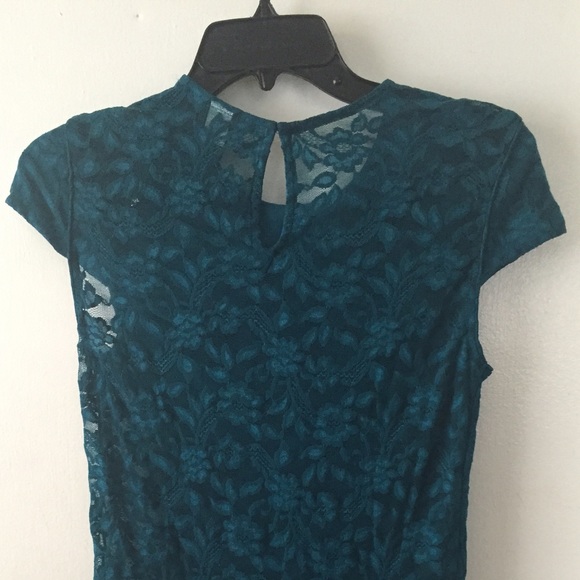 Lace cap sleeve peplum top - Picture 4 of 4