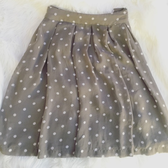 H&M Dresses & Skirts - H&M grey polka dotted skirt