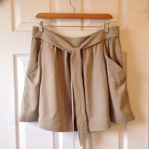 Flirty khaki skirt with tie