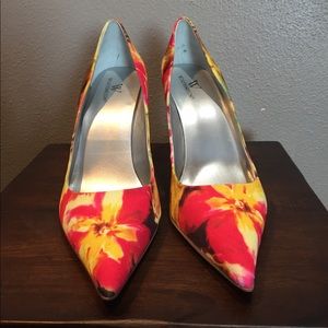 Beautiful Floral Pumps! Size 9!
