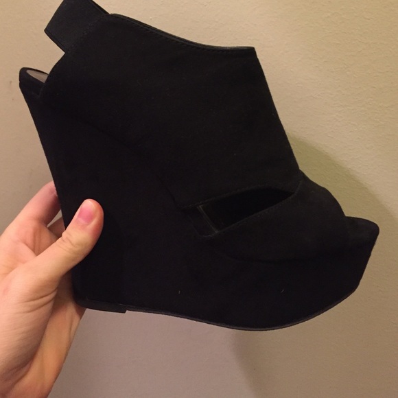 Black wedge shoe