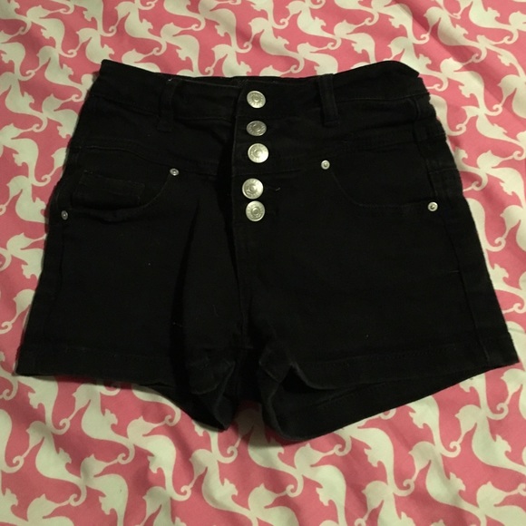 BLACK HIGH WAISTED SHORTS!