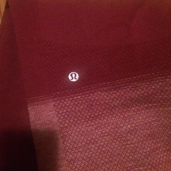 Lululemon Capri maroon leggings - Picture 2 of 3